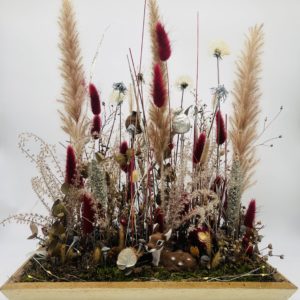 Trockenblumen mit Reh