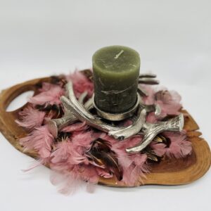 Kerzengesteck auf Holzbrett