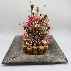 Trockenblumen mit Kork auf Tablett